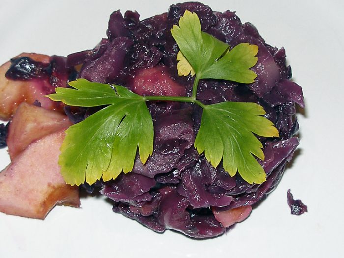 Red cabbage with apple and bacon