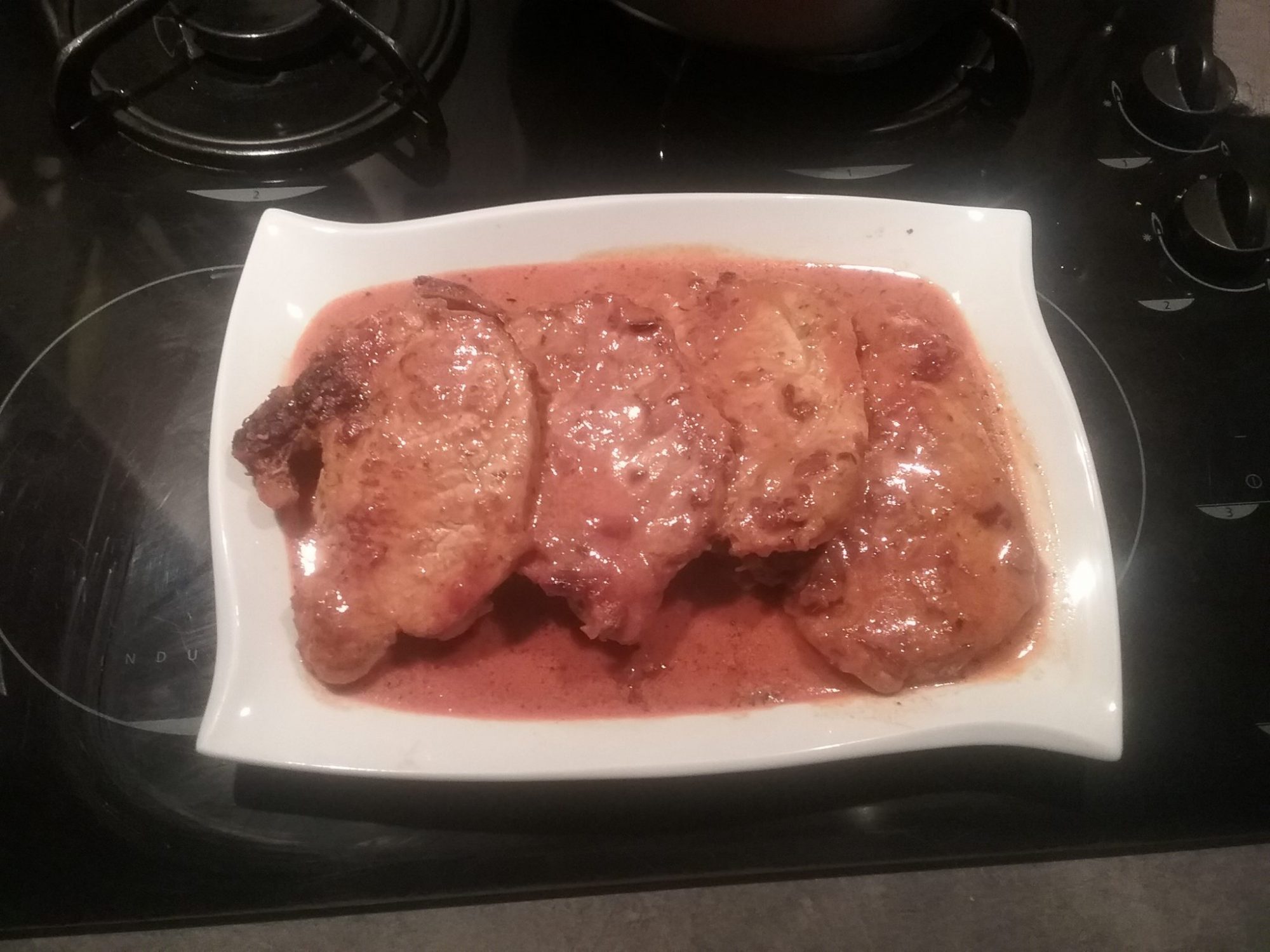 Pork chops with tomato sauce and cream