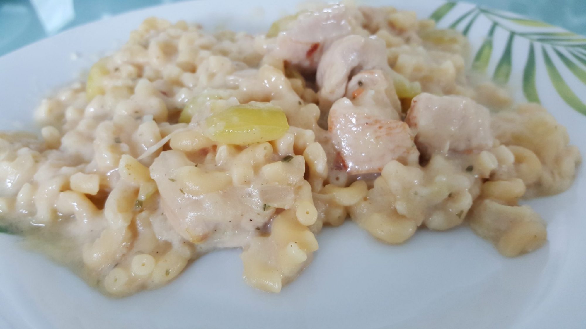 Butterfly pasta, chicken and soft creamy cheese