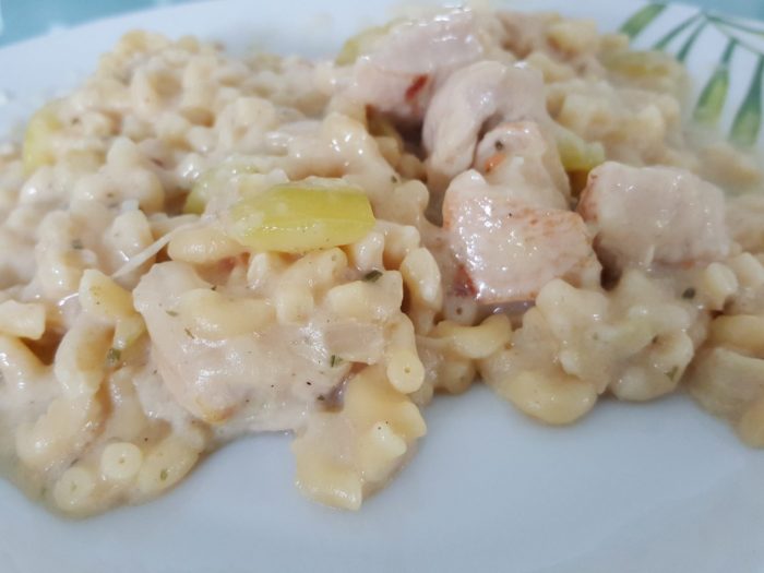 Butterfly pasta, chicken and soft creamy cheese