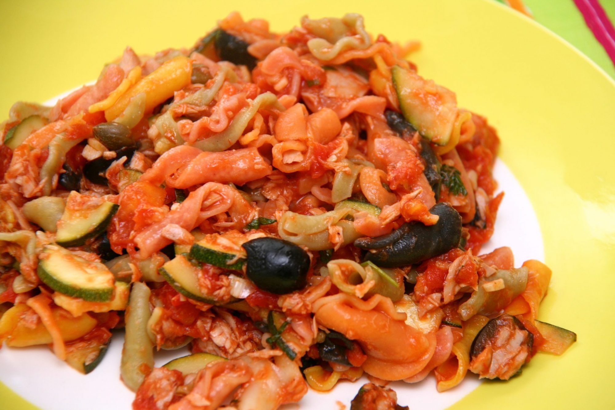 Pasta with tuna, tomatoes and olives