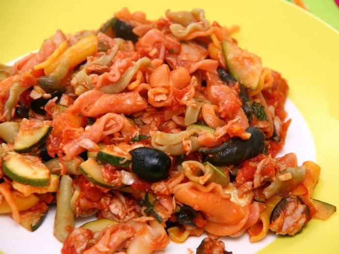 Pasta with tuna, tomatoes and olives