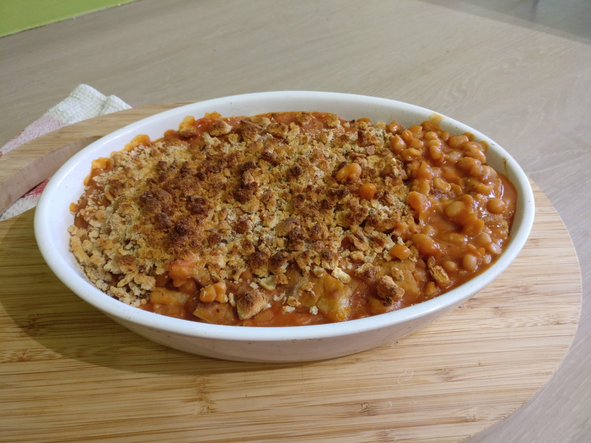 Gratin of white beans, tomato sauce and pork