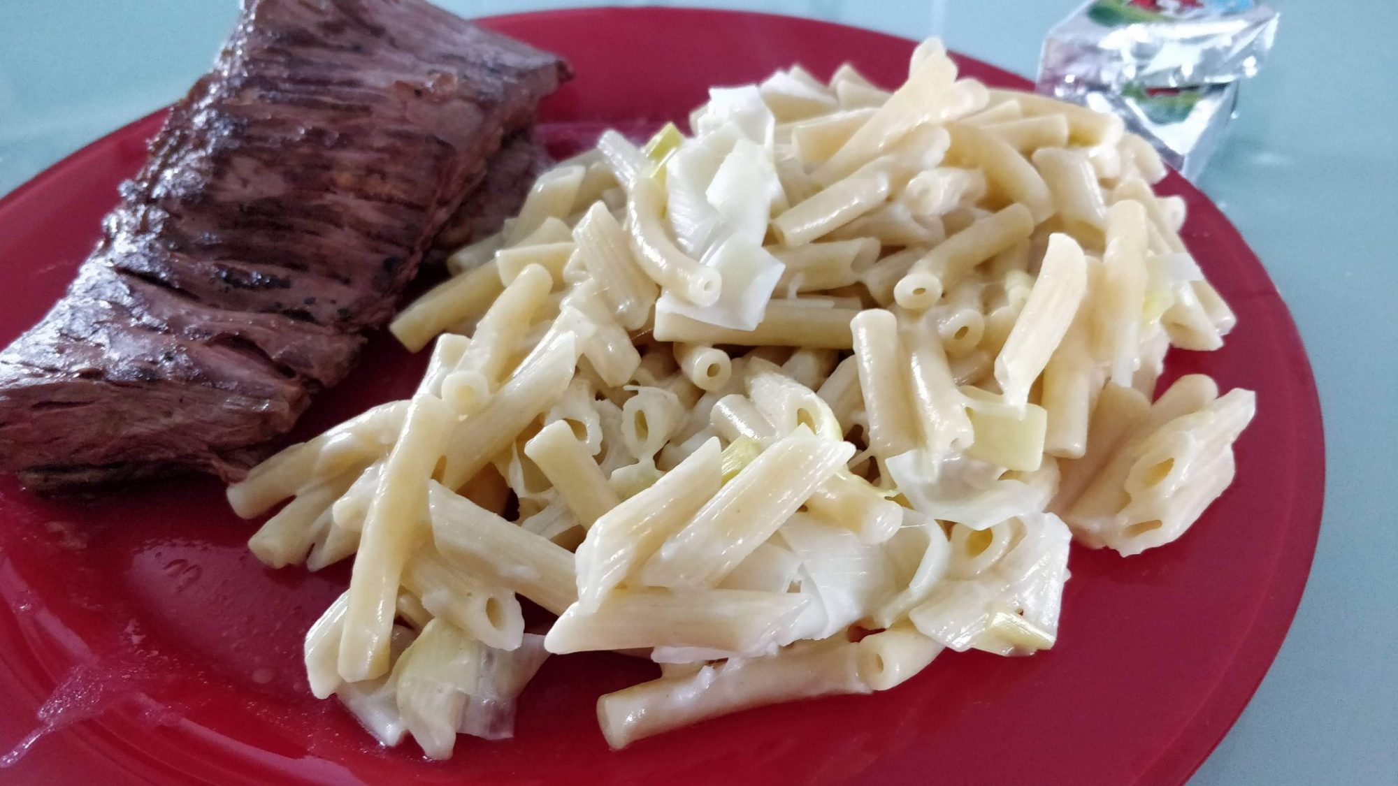 Pasta with leeks and soft cheese