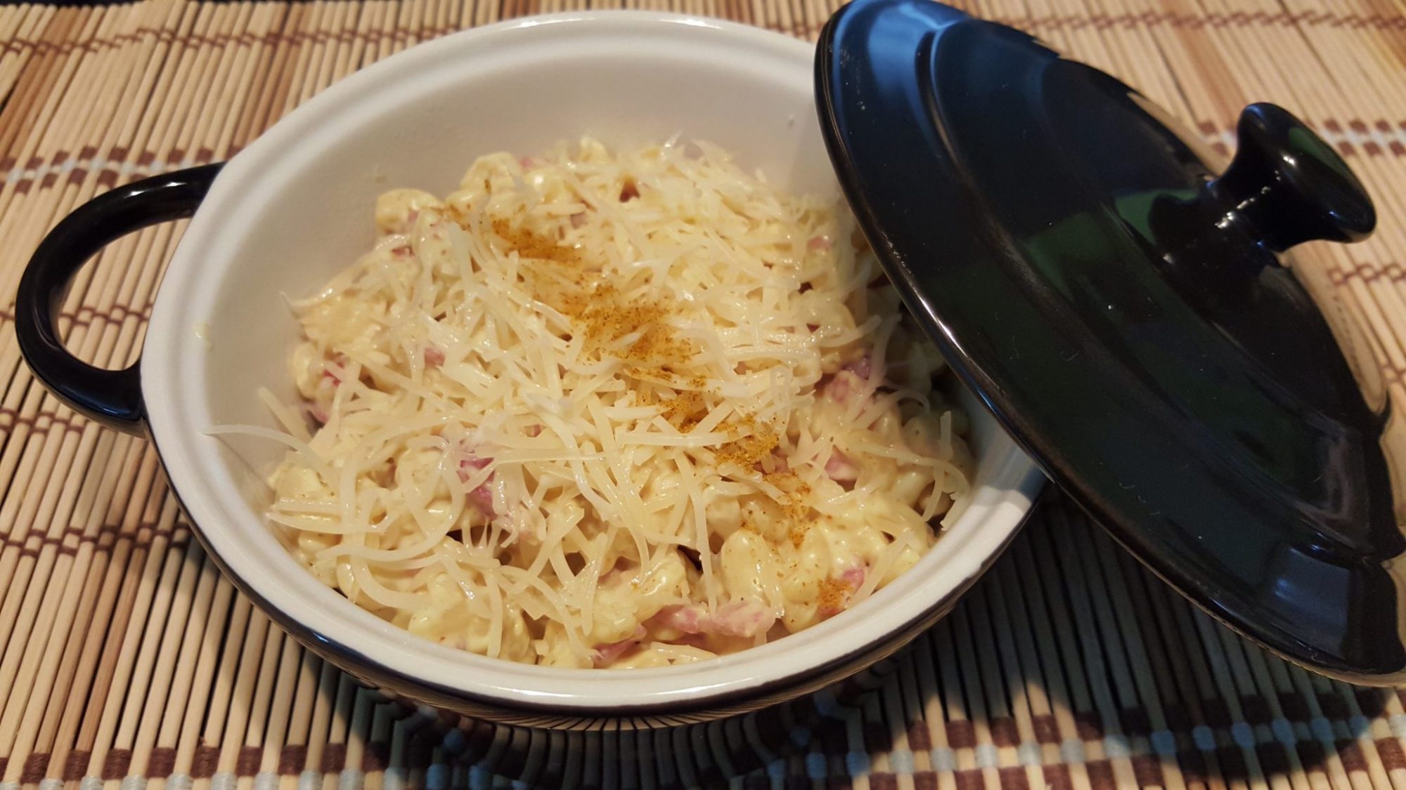 Pasta carbonara with curry