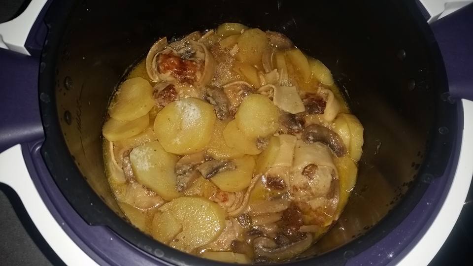 Meat rolls, potatoes and mushrooms