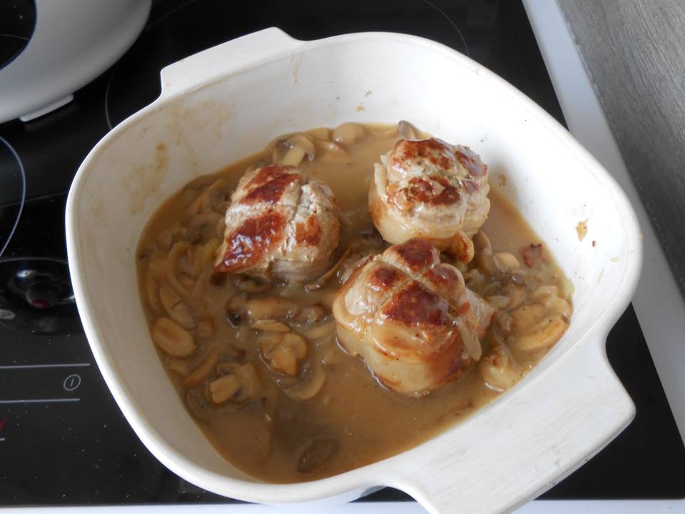 Pork meat rolls and mushrooms