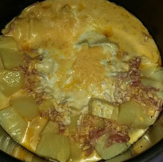 Potatoes with cheddar sauce