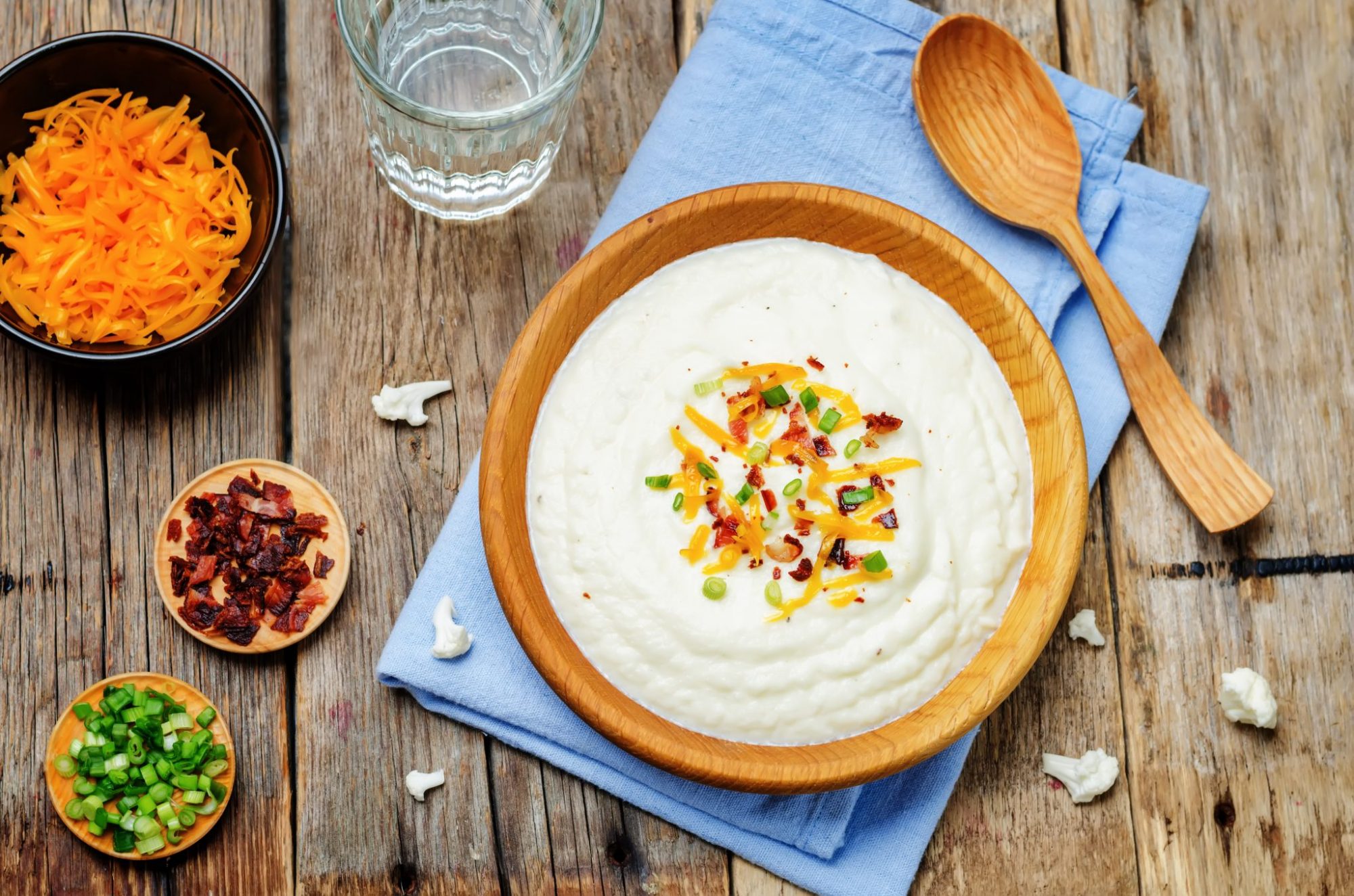 Mashed cauliflower with crisp bacon and its trimmings