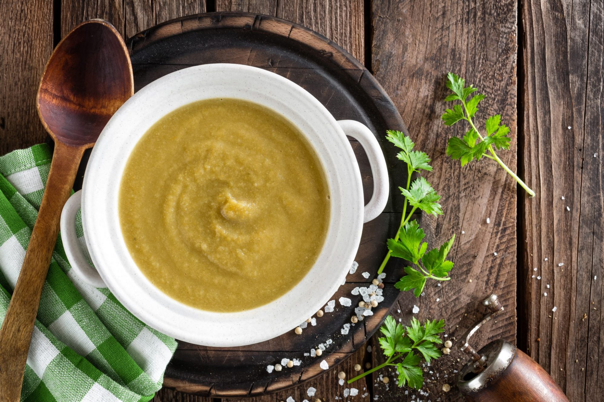 Smooth soup with radishes leaves