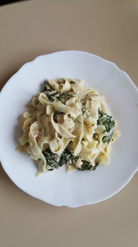 Tagliatelle with salmon and spinach