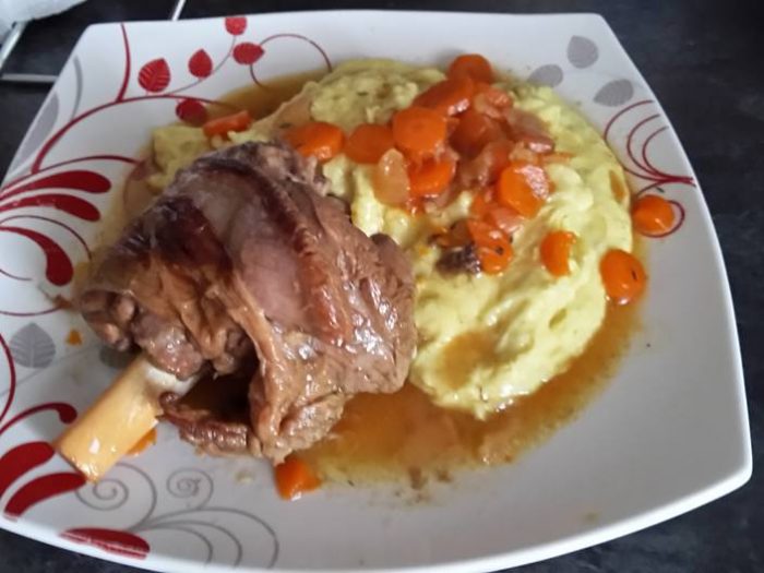 Lamb shank with cumin, honey and carrots