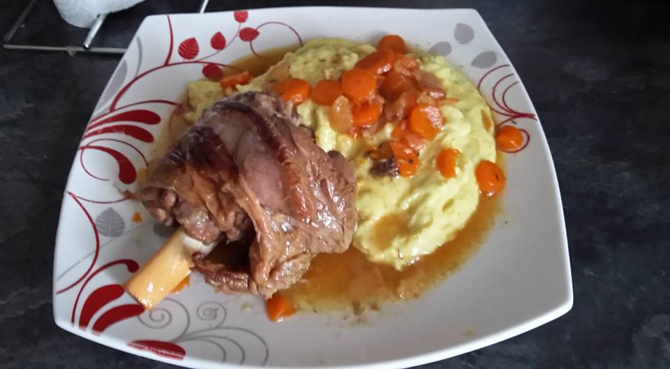 Lamb shank with cumin, honey and carrots