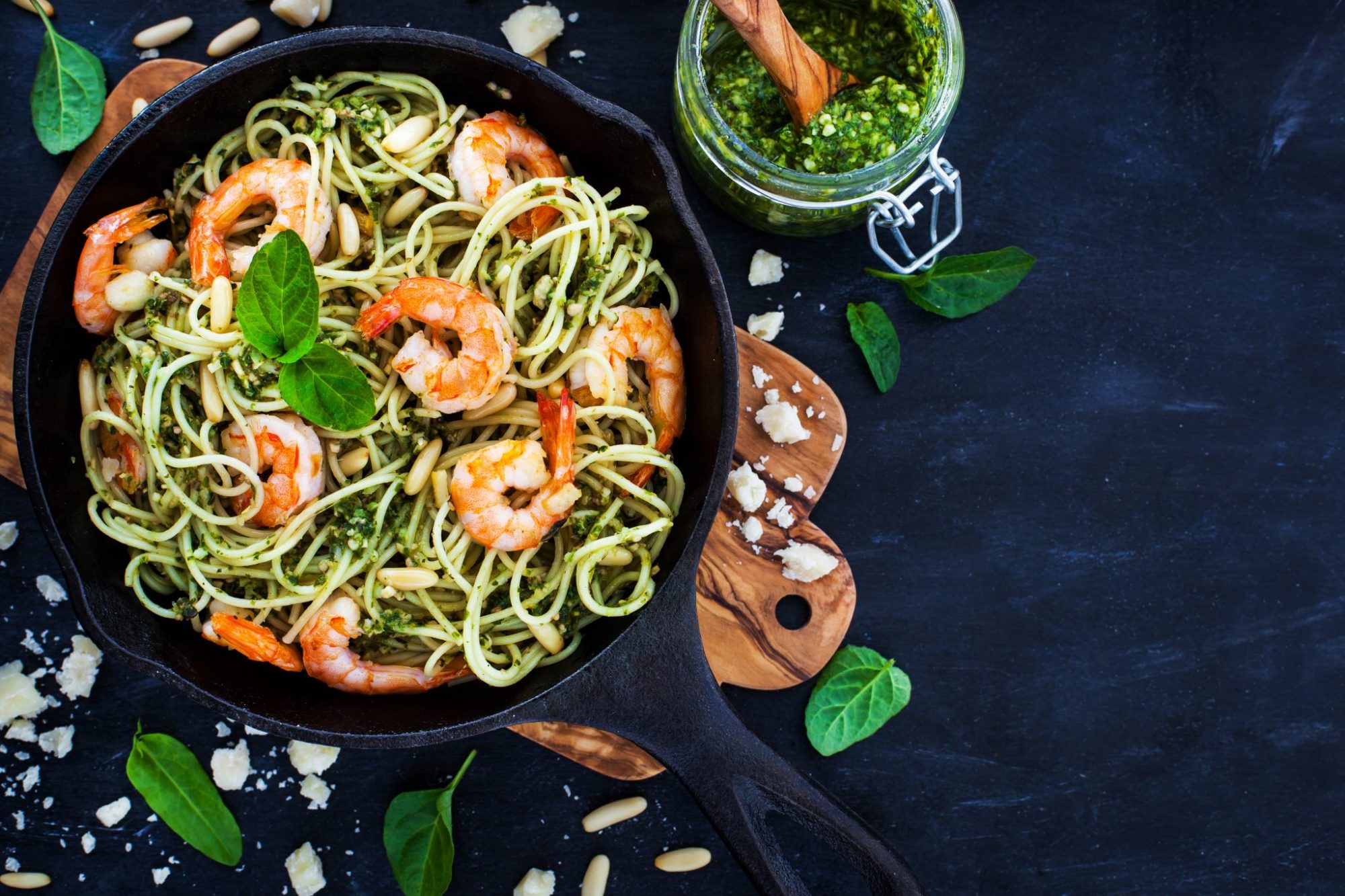 Spaghetti with shrimps and pesto sauce